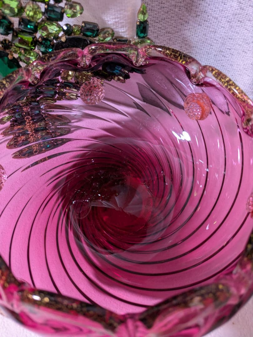 ベネチア　クランベリーのガラスボウル 　波状の縁取り　お値下げ中