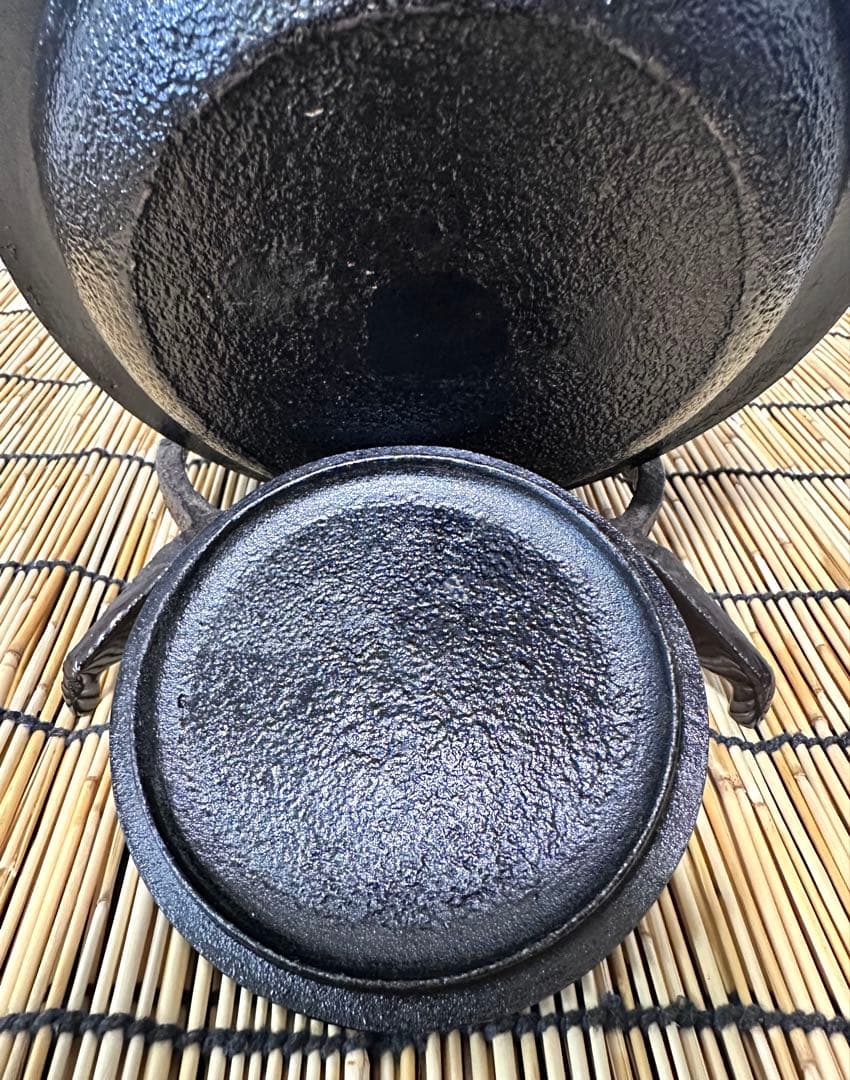 未使用品、供箱、付属品付　南部岩鋳造　１８型万代アラレ　南部鉄瓶　南部鉄器