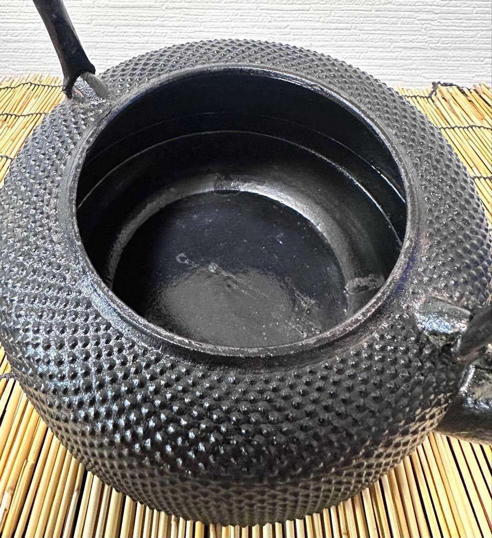 未使用品、供箱、付属品付　南部岩鋳造　１８型万代アラレ　南部鉄瓶　南部鉄器