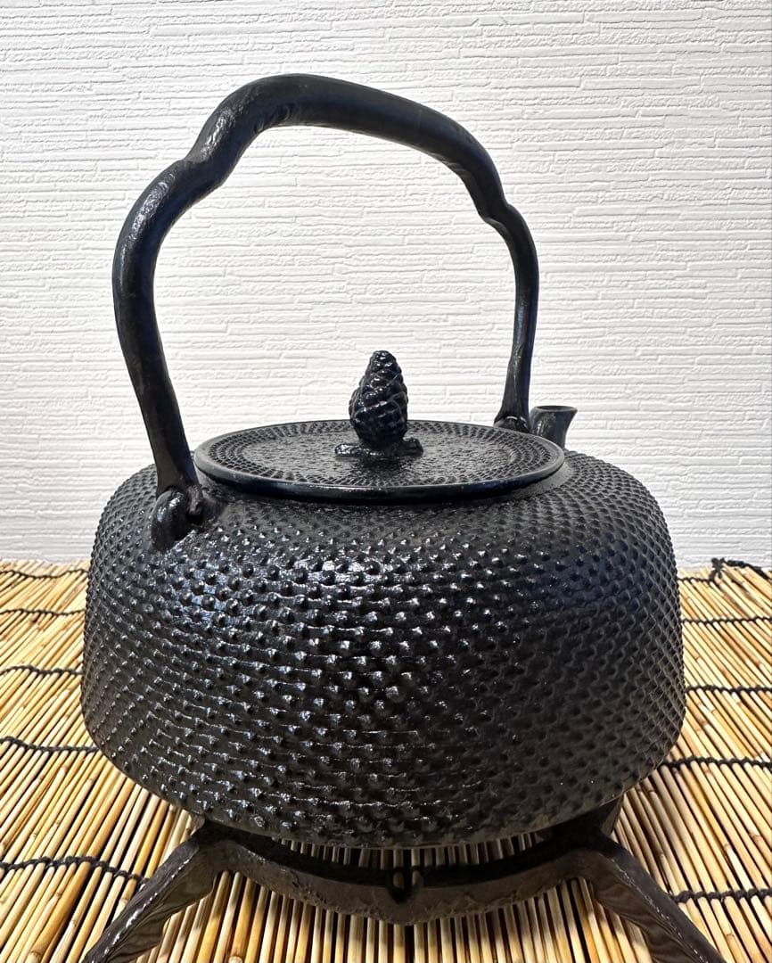 未使用品、供箱、付属品付　南部岩鋳造　１８型万代アラレ　南部鉄瓶　南部鉄器