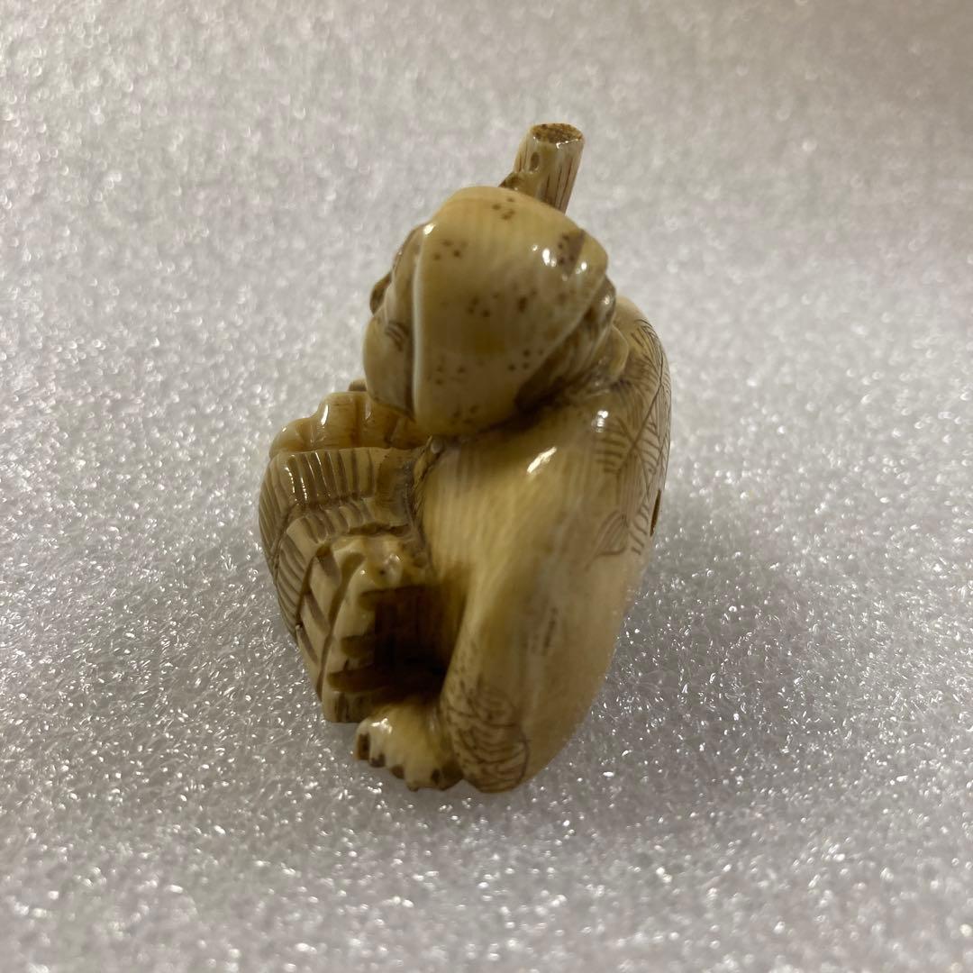 極上　天然素材　薪・斧を持つ爺　彫刻　根付 提げ物　置物