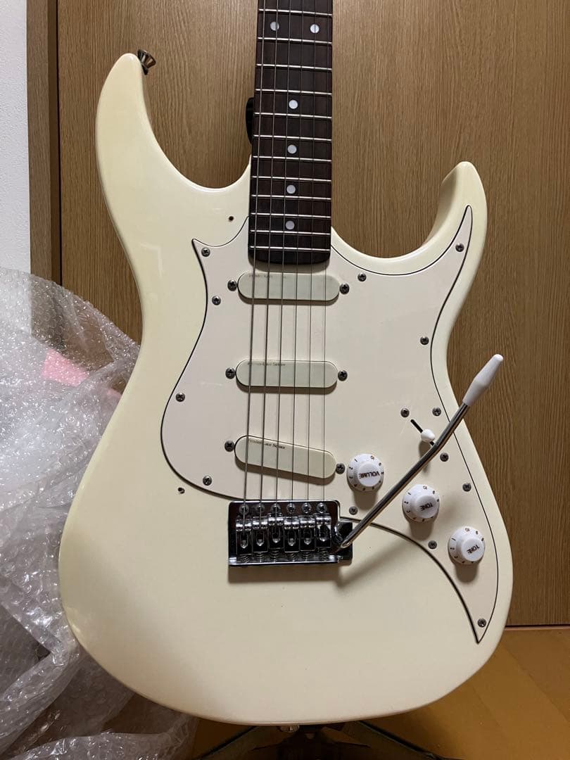 ストラトキャスタータイプ エレキギター ホワイト　プレイテックST250Ⅱ改