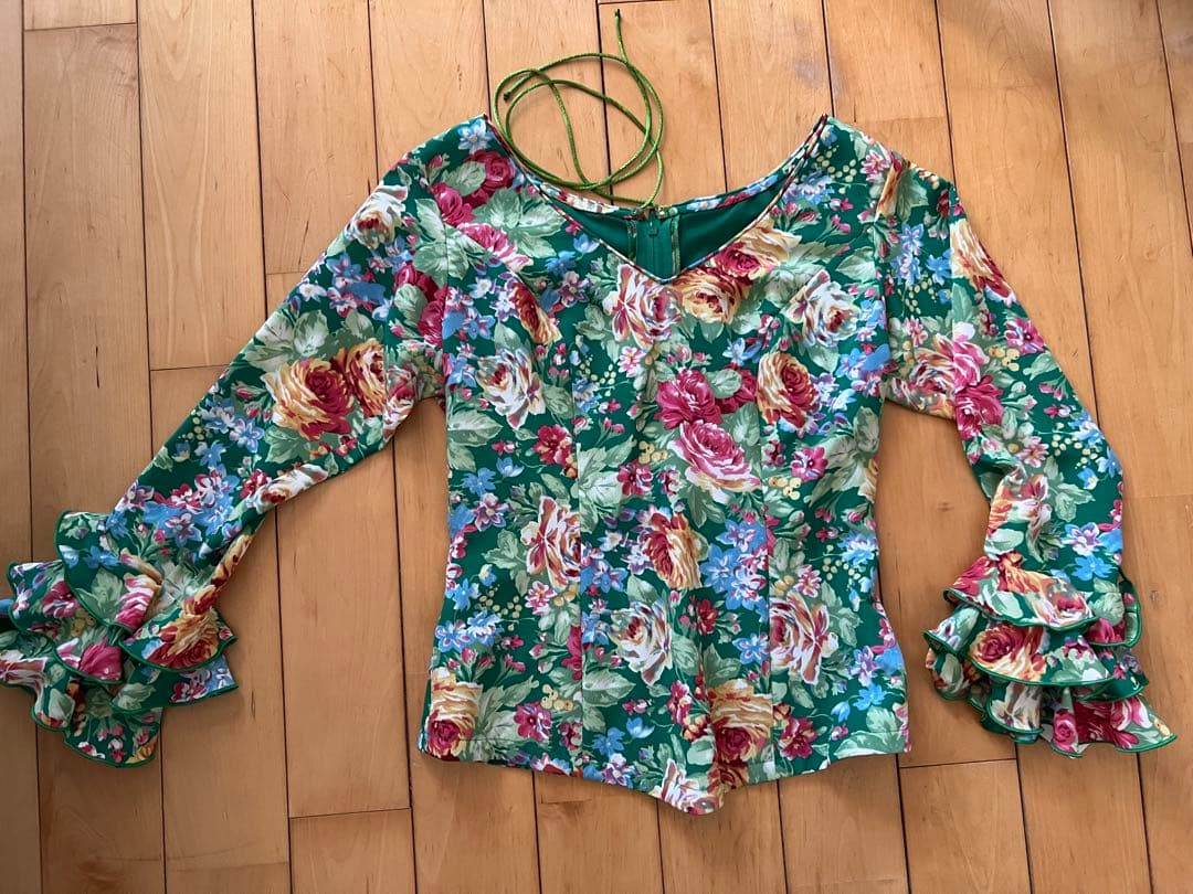 ソニアジョーンズ　花柄フリル付き長袖トップス