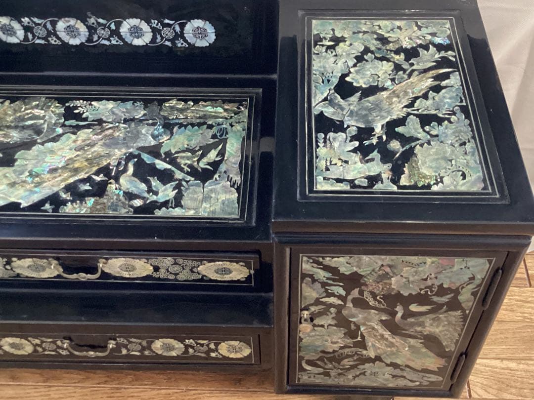 韓国伝統工芸　螺鈿細工漆塗り　青貝象嵌細工の黒木製収納家具　ヴィンテージ　希少品