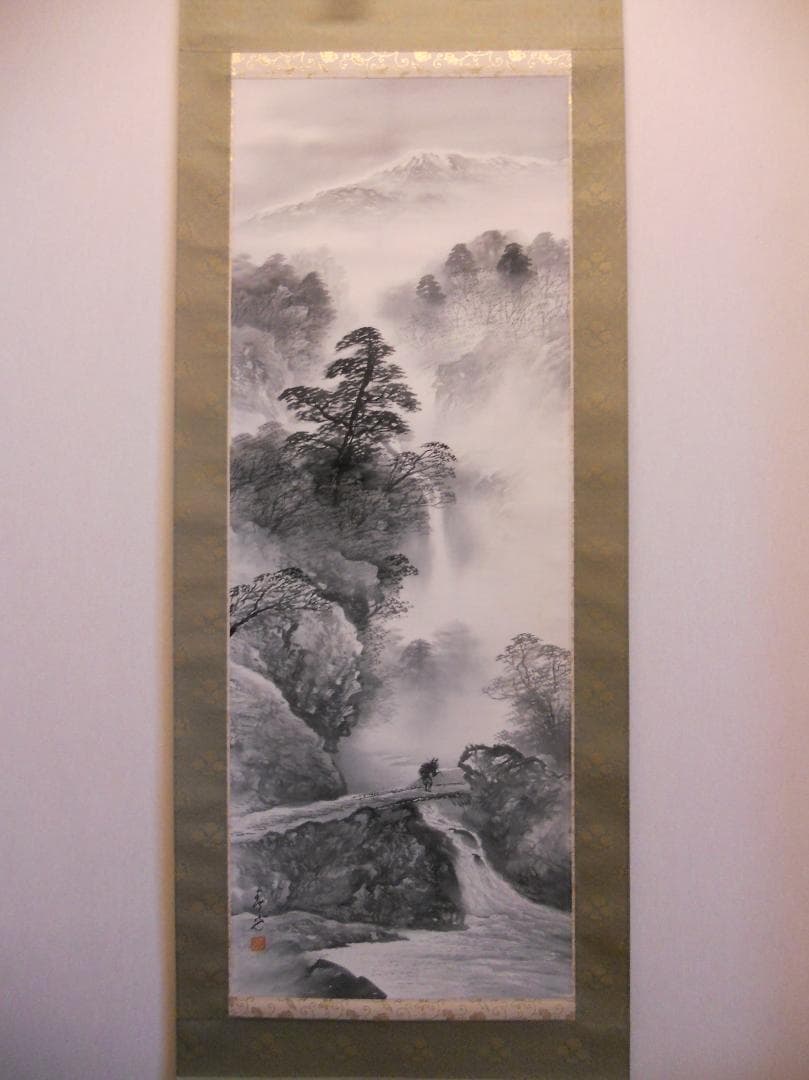 掛け軸 春光 水墨山水 絹本 希少 軸装 茶道具 掛軸 美品 です。