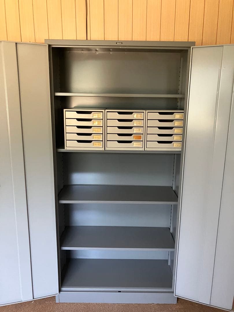 鍵付きグレーキャビネット