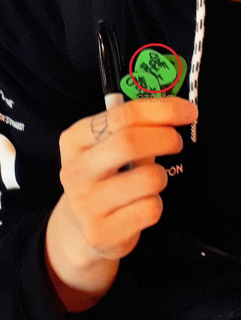 ONE OK ROCK ワンオクロック 直筆サイン入りギターピック