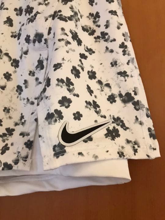ナイキ　テニスウェア　白柄スコート　US-Sサイズ　新品