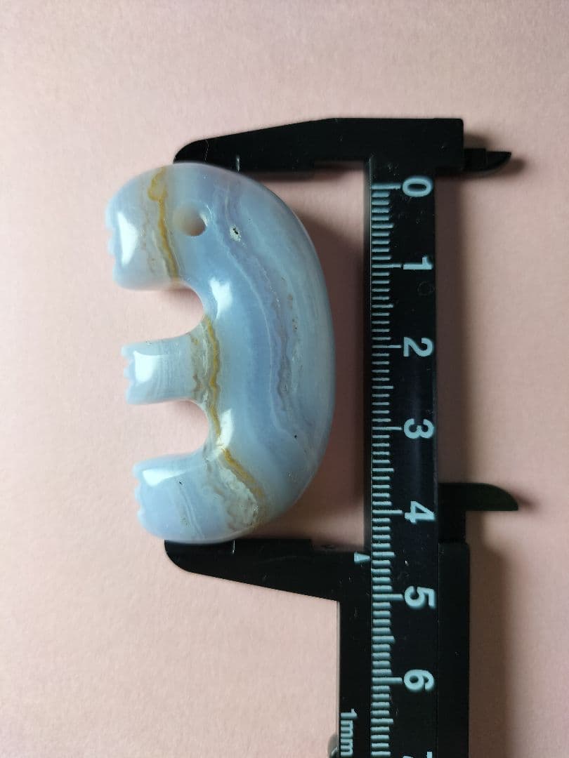 天然石 津軽錦石 の 獣型勾玉(まがたま)です。青碧玉 1点物！