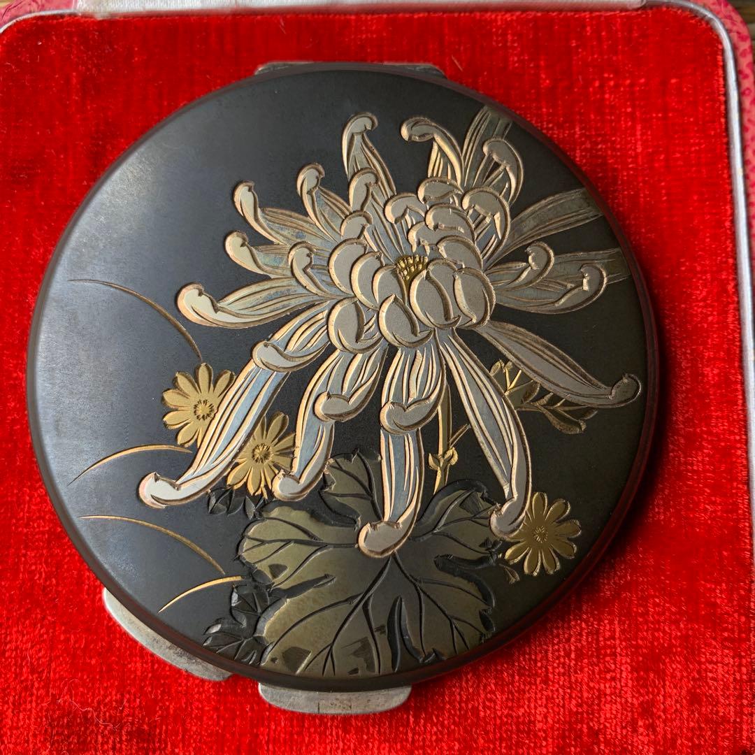 アンティーク 金工 コンパクト 乱菊 在銘 ケース付き