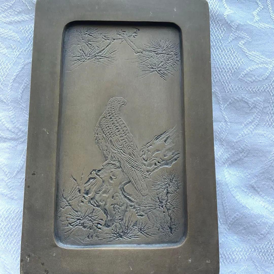 貴重　端渓の大ぶりの　すずり硯　　　　　　鷹の彫刻付き　箱付き