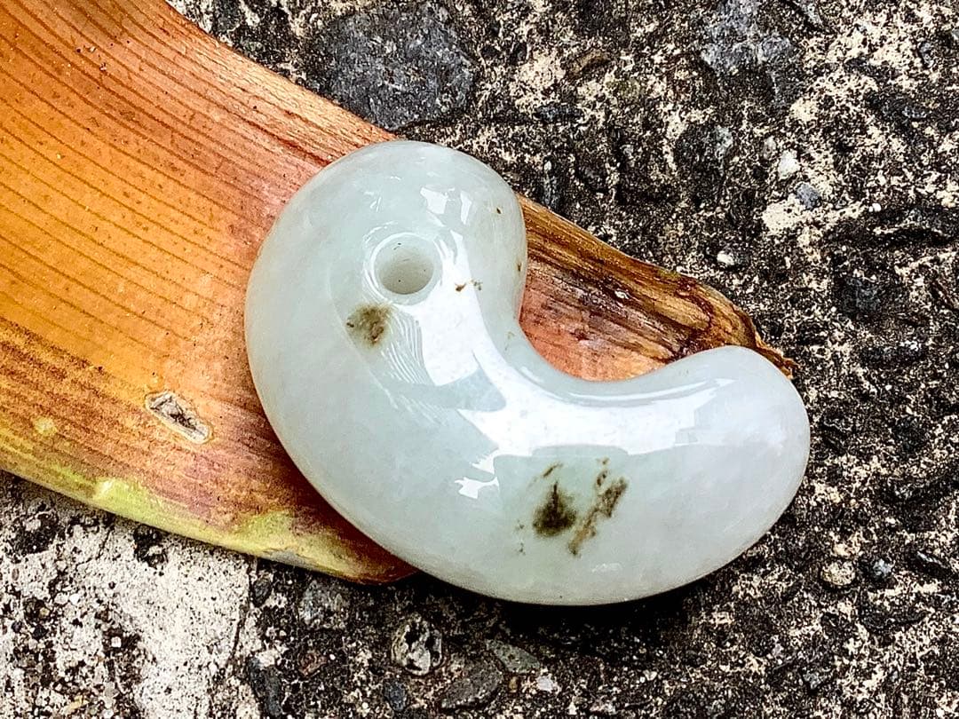 ✳今年2個目のトロトロ勾玉‼️ 酸化鉄入り糸魚川翡翠　抜群全面透過　鑑別書取得品‼️