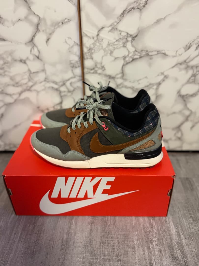 Nike Air スニーカー グレー/ブラウン