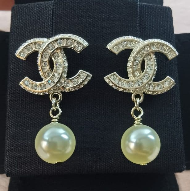 美品 CHANEL パール付きロゴピアス A86506