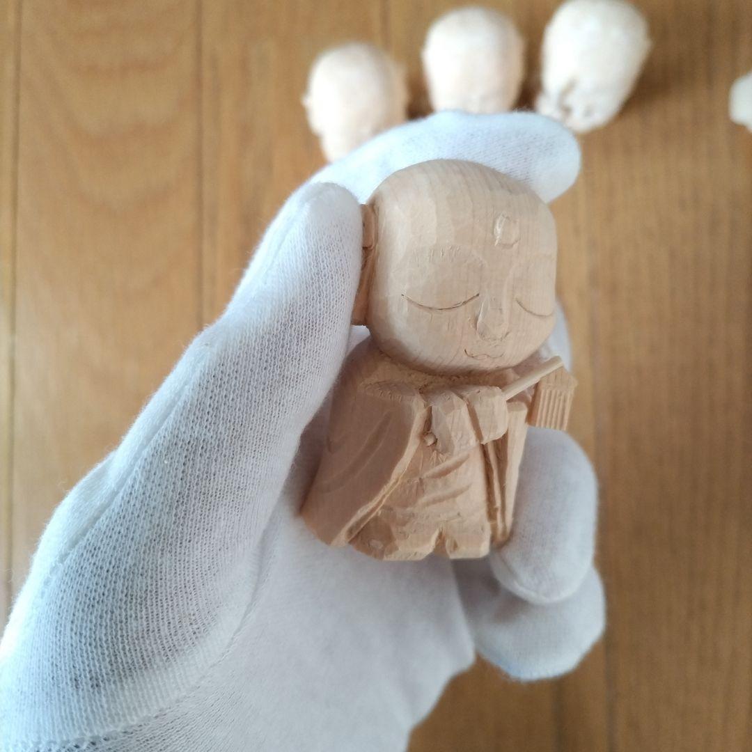 小さな木彫りの六地蔵さま