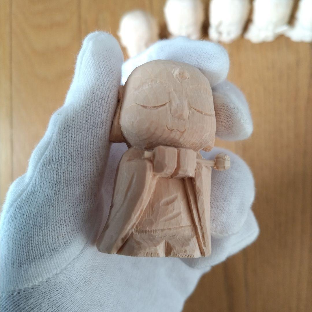 小さな木彫りの六地蔵さま