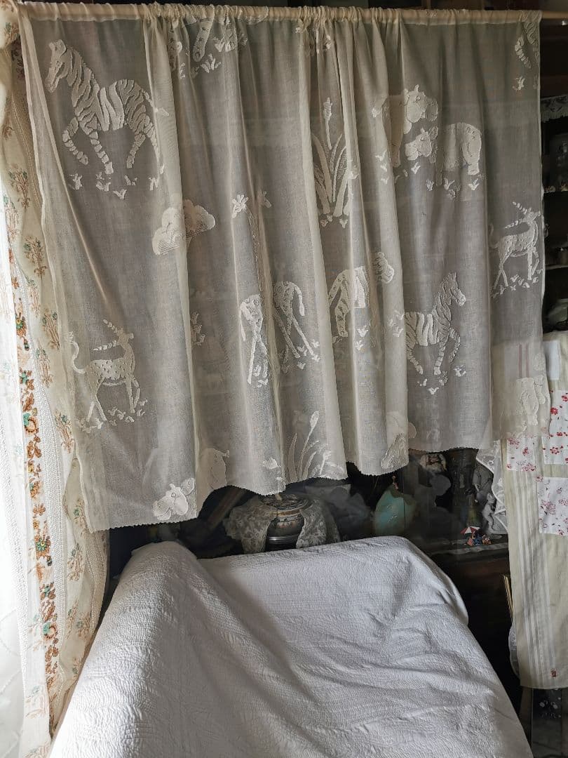 アンティーク マドラスレース サファリ 動物の楽園 カーテンパネル アイボリー