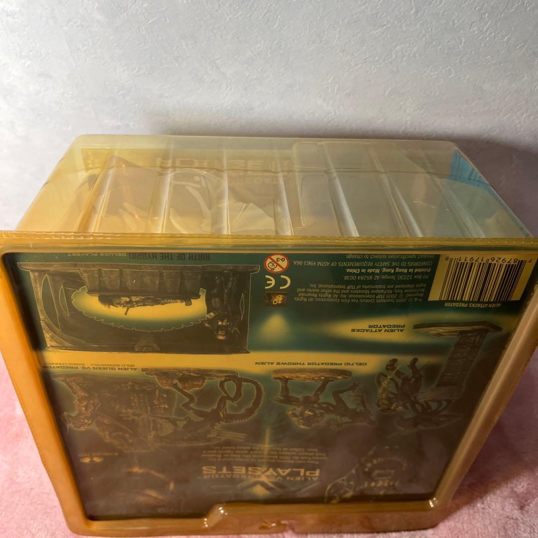 マクファーレントイズ　AVP ジオラマ　エイリアン　プレデター　フィギュア