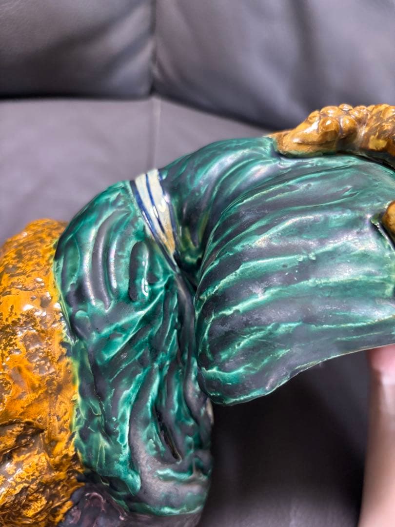 老人とカエルの置物