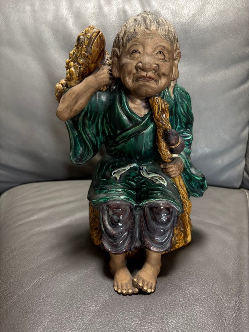 老人とカエルの置物