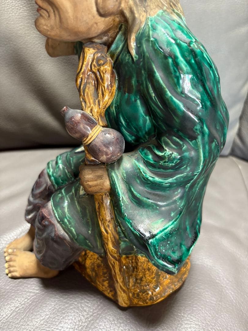 老人とカエルの置物