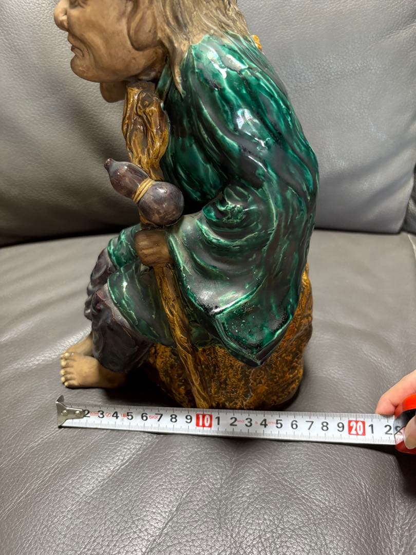 老人とカエルの置物