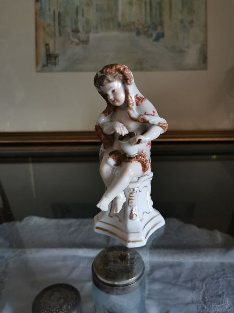 アンティークドイツ 18世紀初期マイセン希少ARⅢポーセリン人形 ポットとマント