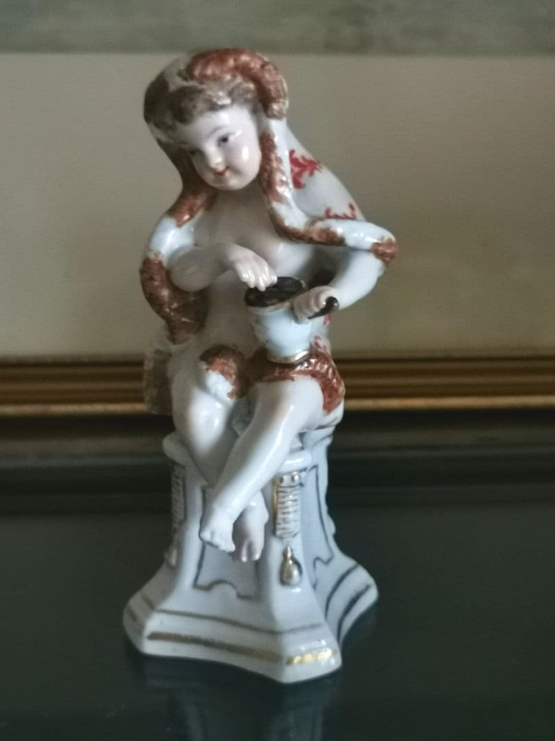 アンティークドイツ 18世紀初期マイセン希少ARⅢポーセリン人形 ポットとマント