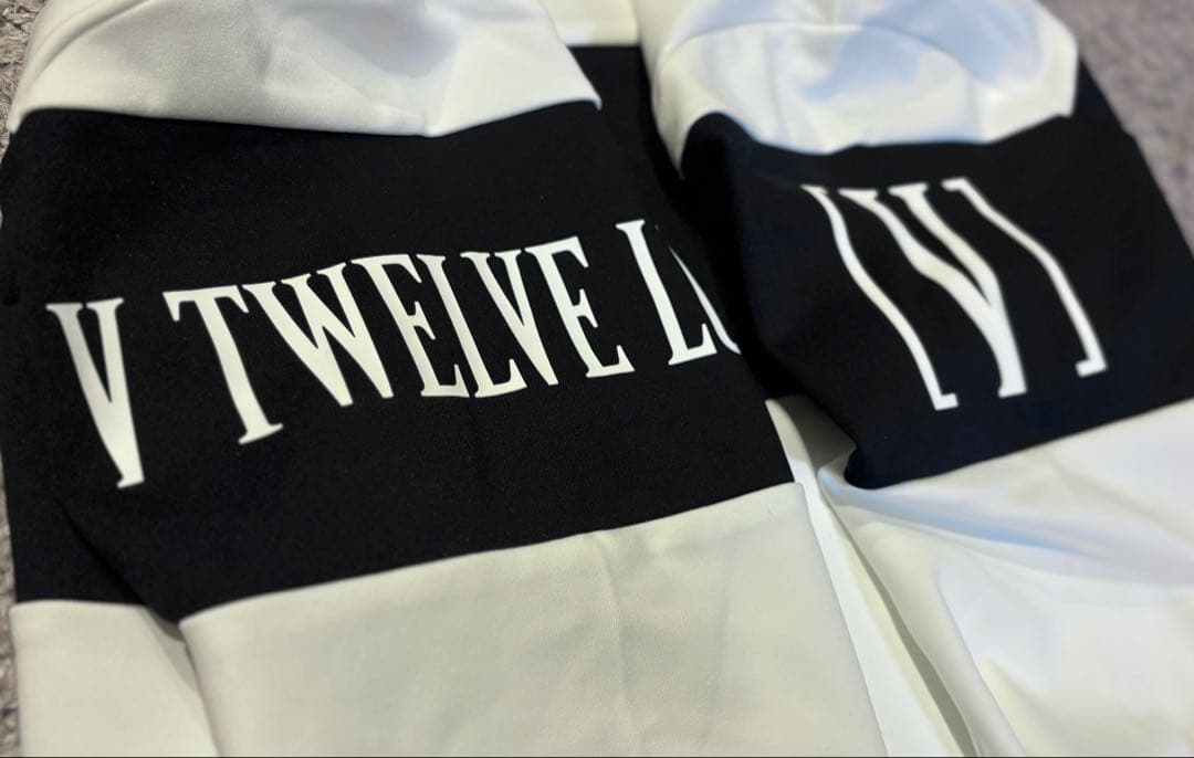 新品タグ付き V12モックネック長袖シャツ サイズ　L