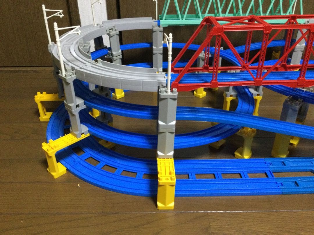プラレール線路　8の字無限ループ　黄色グレー色ブロック橋脚　3段＋1段　大鉄橋付