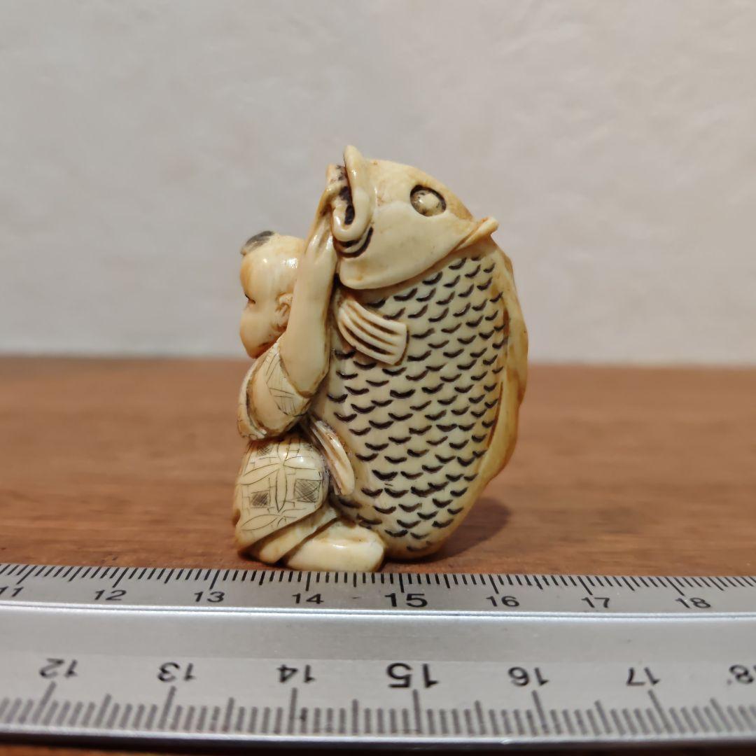 時代提物 人物根付 天然素材【大鯉と唐子】高約4.8cm 重27ｇ縁起物