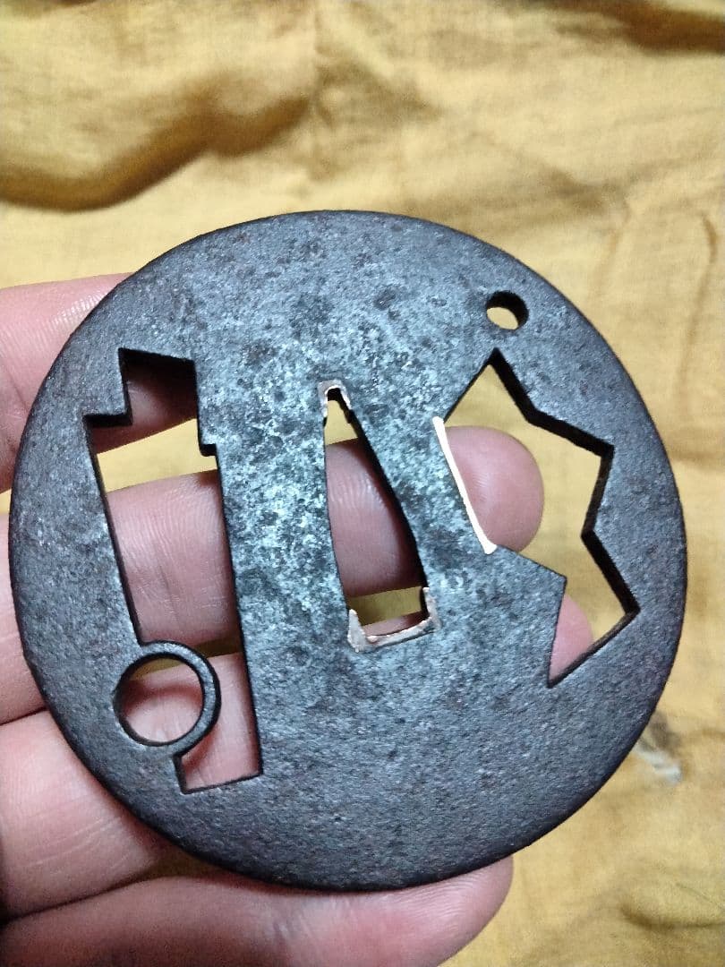 ♦最終価格♦　鉄鍔　鐔　(山城国伏見住金家　小透かし図)　江戸時代　後代金家