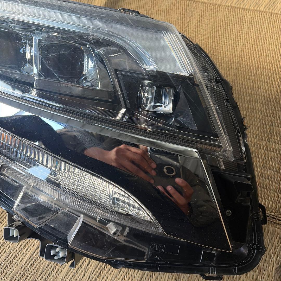 トヨタ エスクァイア ZWR80G 右ヘッドライト ジャンク品 28-241