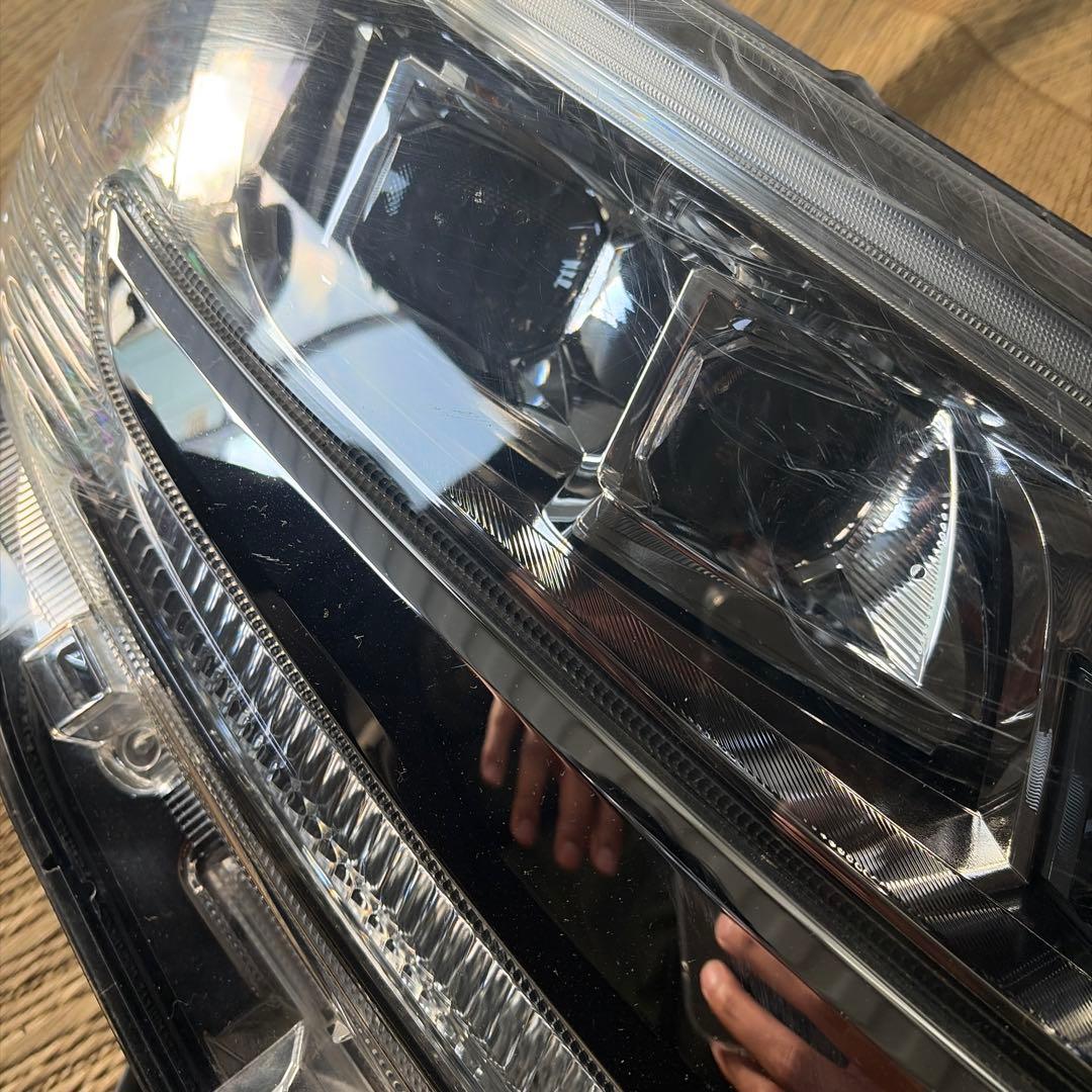 トヨタ エスクァイア ZWR80G 右ヘッドライト ジャンク品 28-241