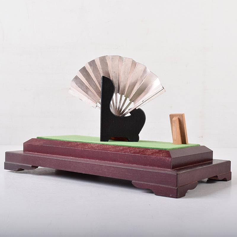 関武比古作　純銀製　松刻　扇子　置物　約28g　ガラスケース付　C　R8761B