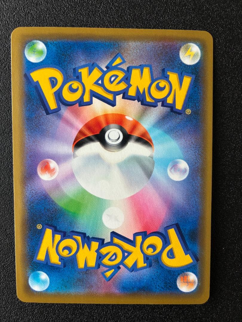 海で遊ぶピカチュウ