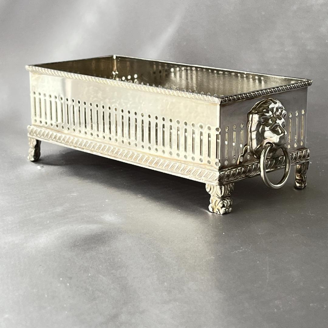 【E H Parkin】ライオンのマカロンスタンド / ビスケットスタンド