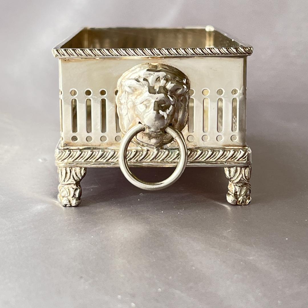 【E H Parkin】ライオンのマカロンスタンド / ビスケットスタンド