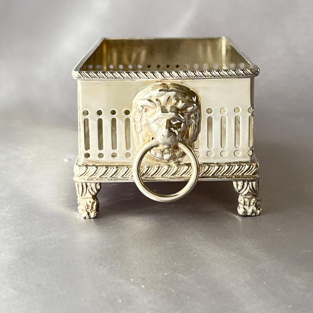 【E H Parkin】ライオンのマカロンスタンド / ビスケットスタンド