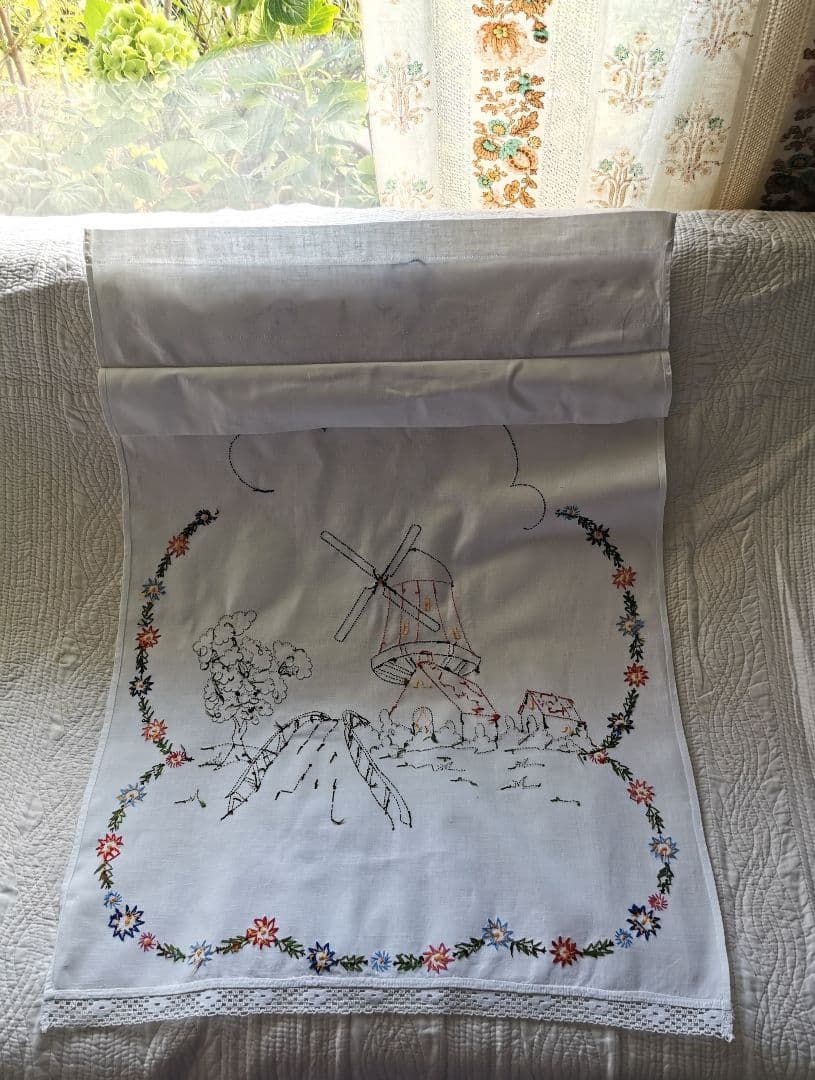 アンティーク 風車と橋と木と花刺繍クロス 家鴨の親子刺繍リボン付 カーテンパネル