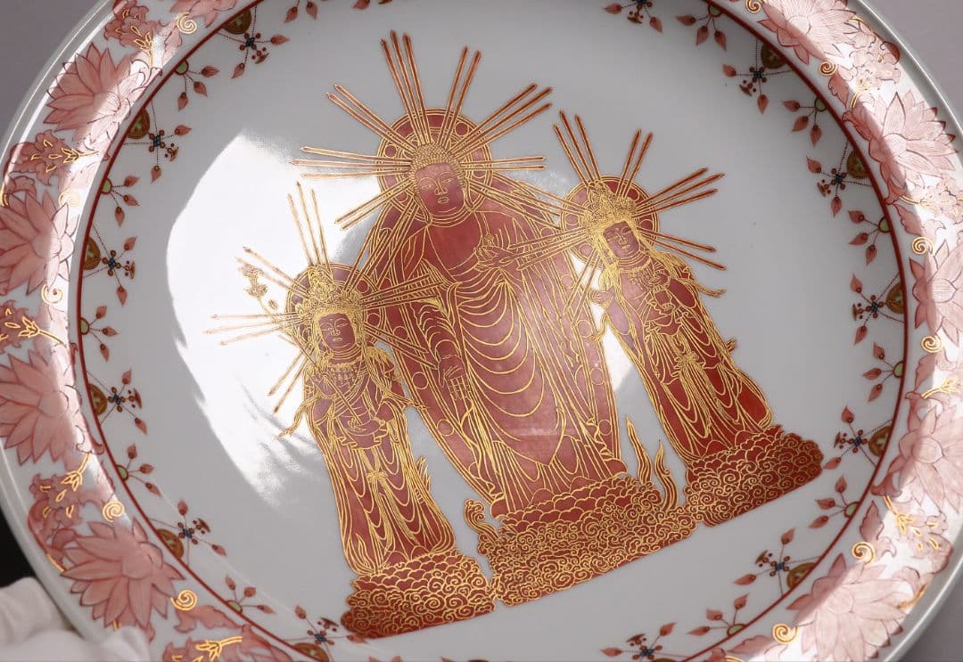 九谷焼 吉光隆広(芳隆) 赤絵細描 阿弥陀三尊立像 大皿 瓔珞紋【MA886】