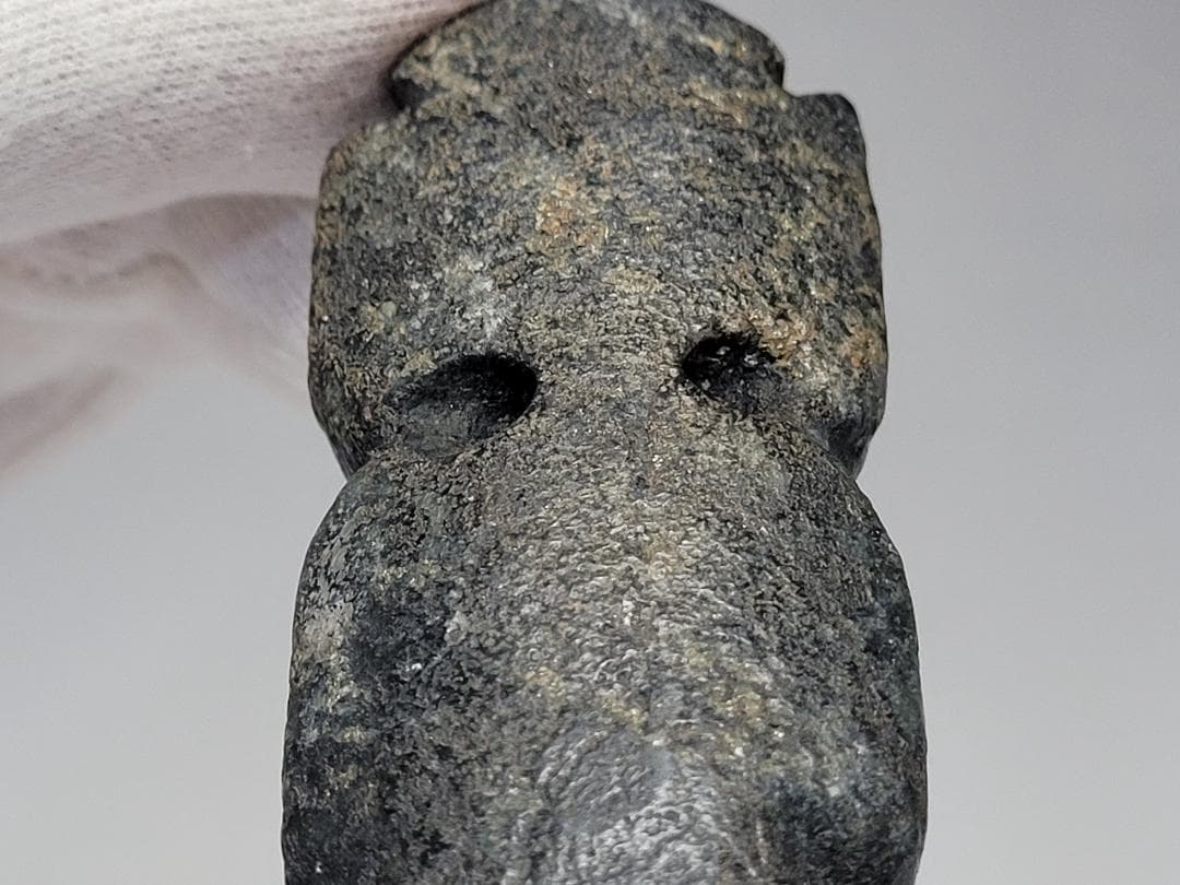 鉄成分の多い黒玉製 神像型 護身装身具 チベット 仏教文物 幅約8.7cm