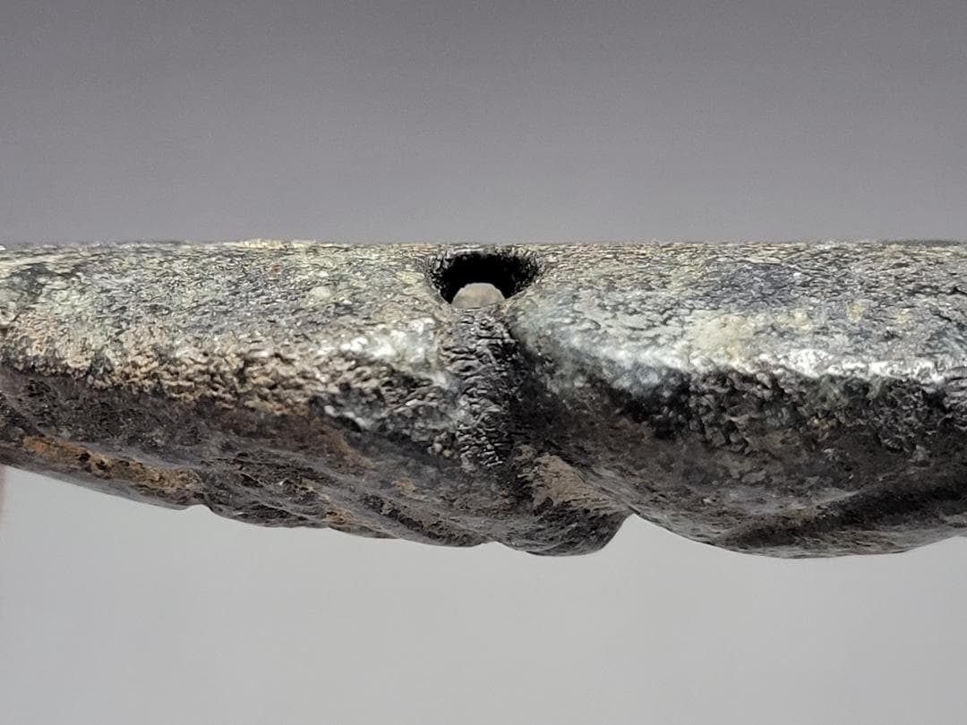 鉄成分の多い黒玉製 神像型 護身装身具 チベット 仏教文物 幅約8.7cm