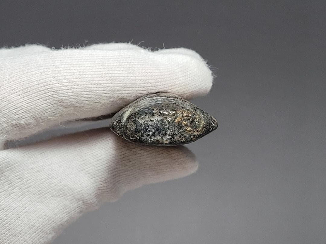 鉄成分の多い黒玉製 神像型 護身装身具 チベット 仏教文物 幅約8.7cm