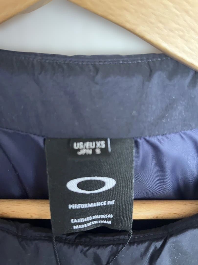 新品　S ゴルフ　オークリー 中綿ベスト グレー　撥水 軽量 保温