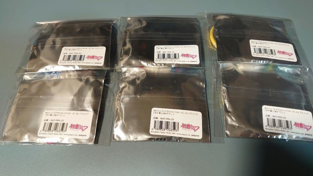 初音ミク　赤倉　グラフアート　缶バッジ