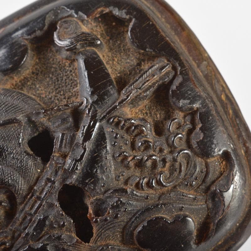 時代提げ物　獣角彫刻　人物船文　根付　V　R6426