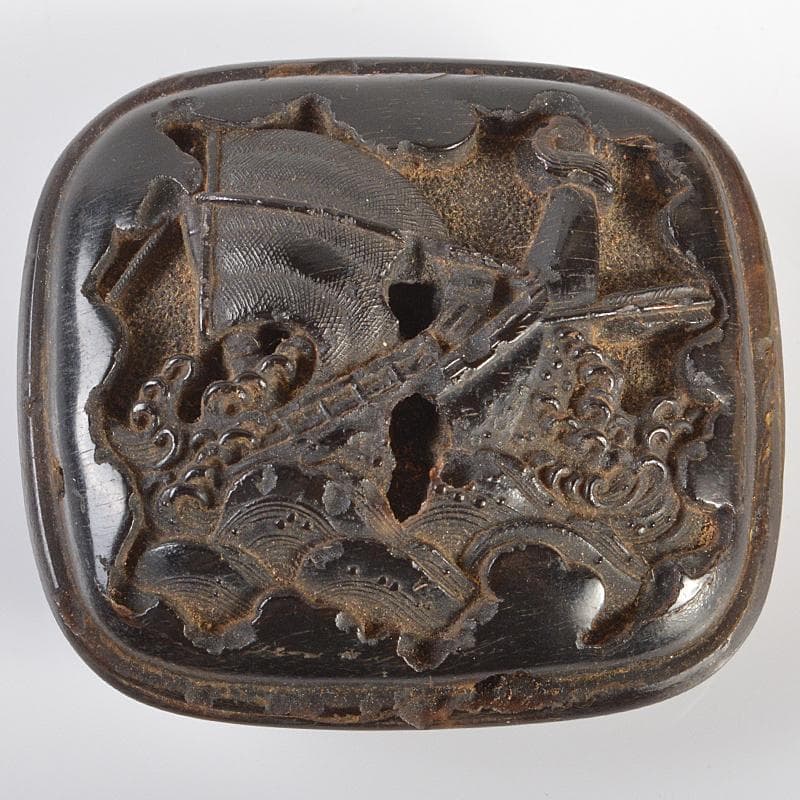 時代提げ物　獣角彫刻　人物船文　根付　V　R6426