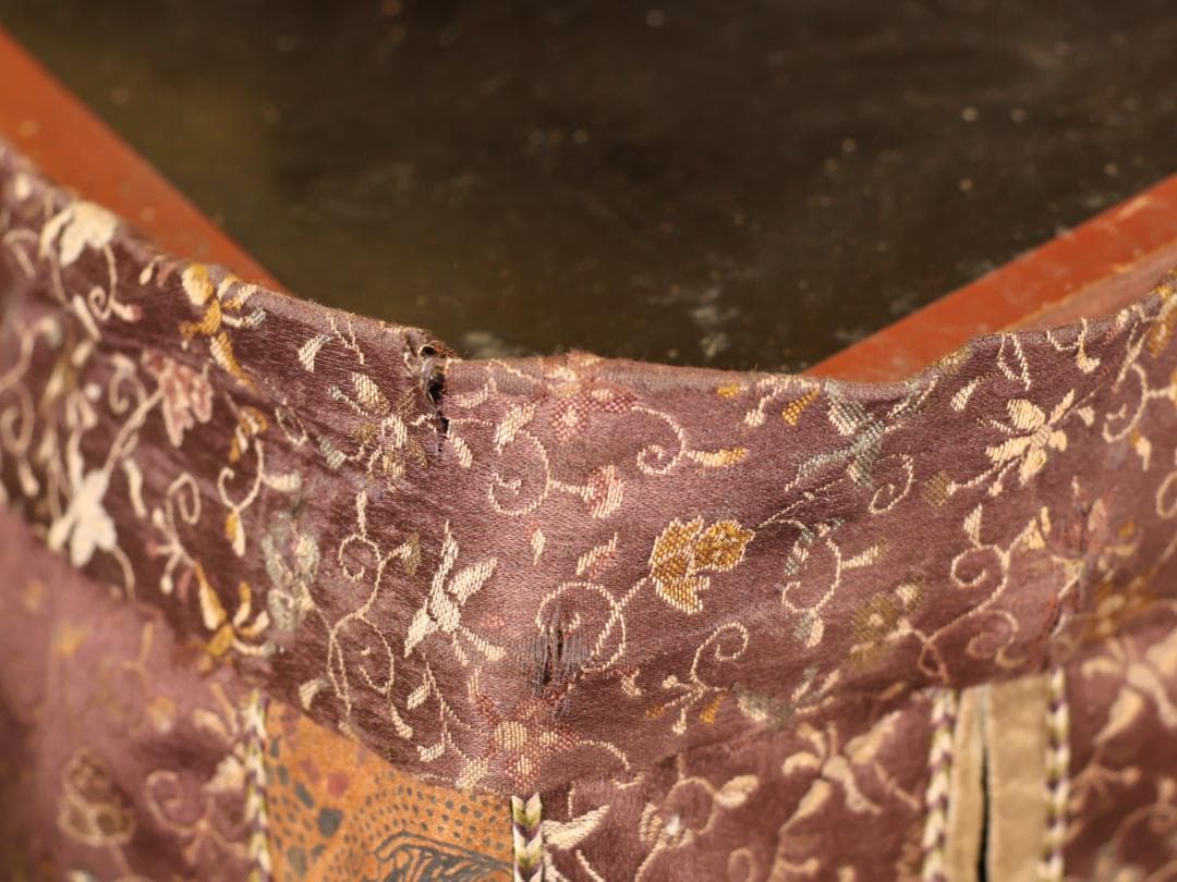 BY05　甲冑　具足　五瓜に唐花家紋唐草胴　獅子噛み前立　鎧櫃付き　兜　武具