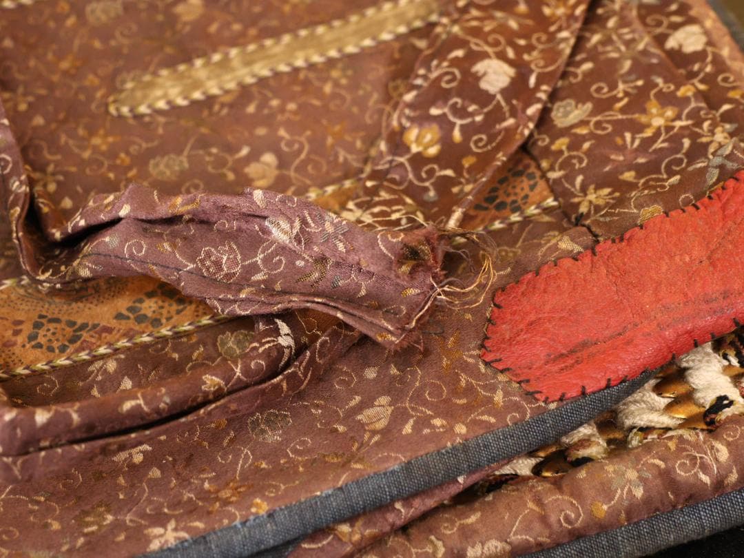 BY05　甲冑　具足　五瓜に唐花家紋唐草胴　獅子噛み前立　鎧櫃付き　兜　武具